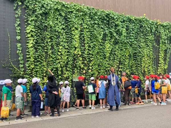 長命ケ丘小学校5年生のみなさんがグリーンカーテンの効果測定に来てくれました！