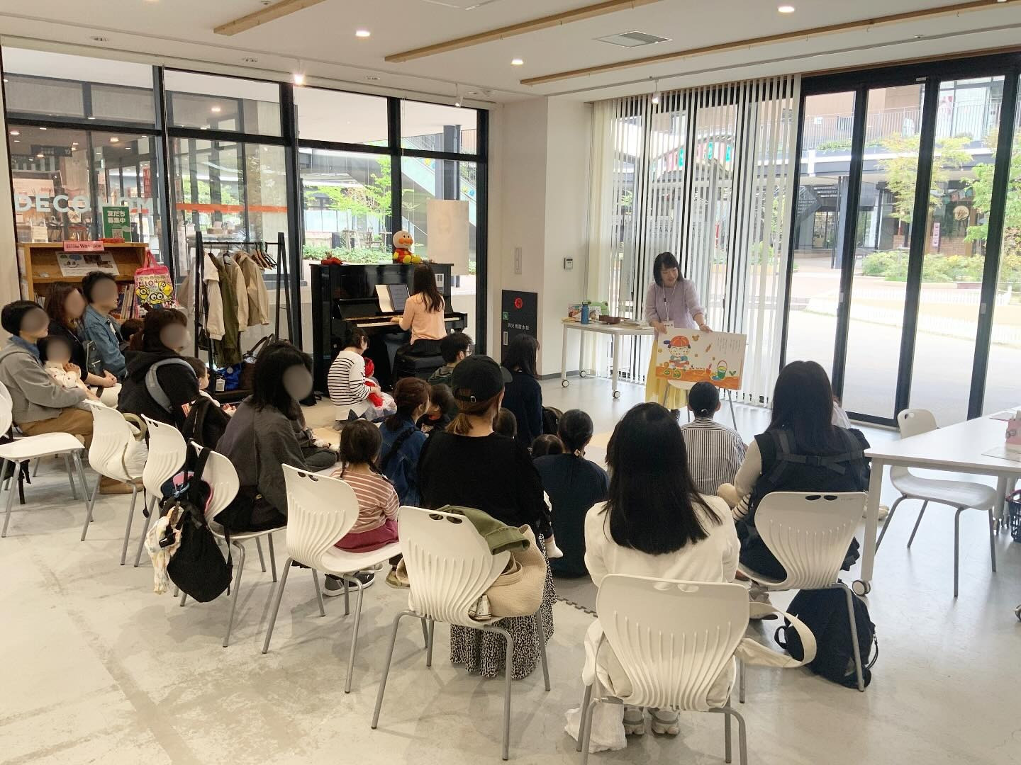 『La boite a jouets -音楽のおもちゃ箱-』さんによる絵本の読み聞かせ会が開催されました。