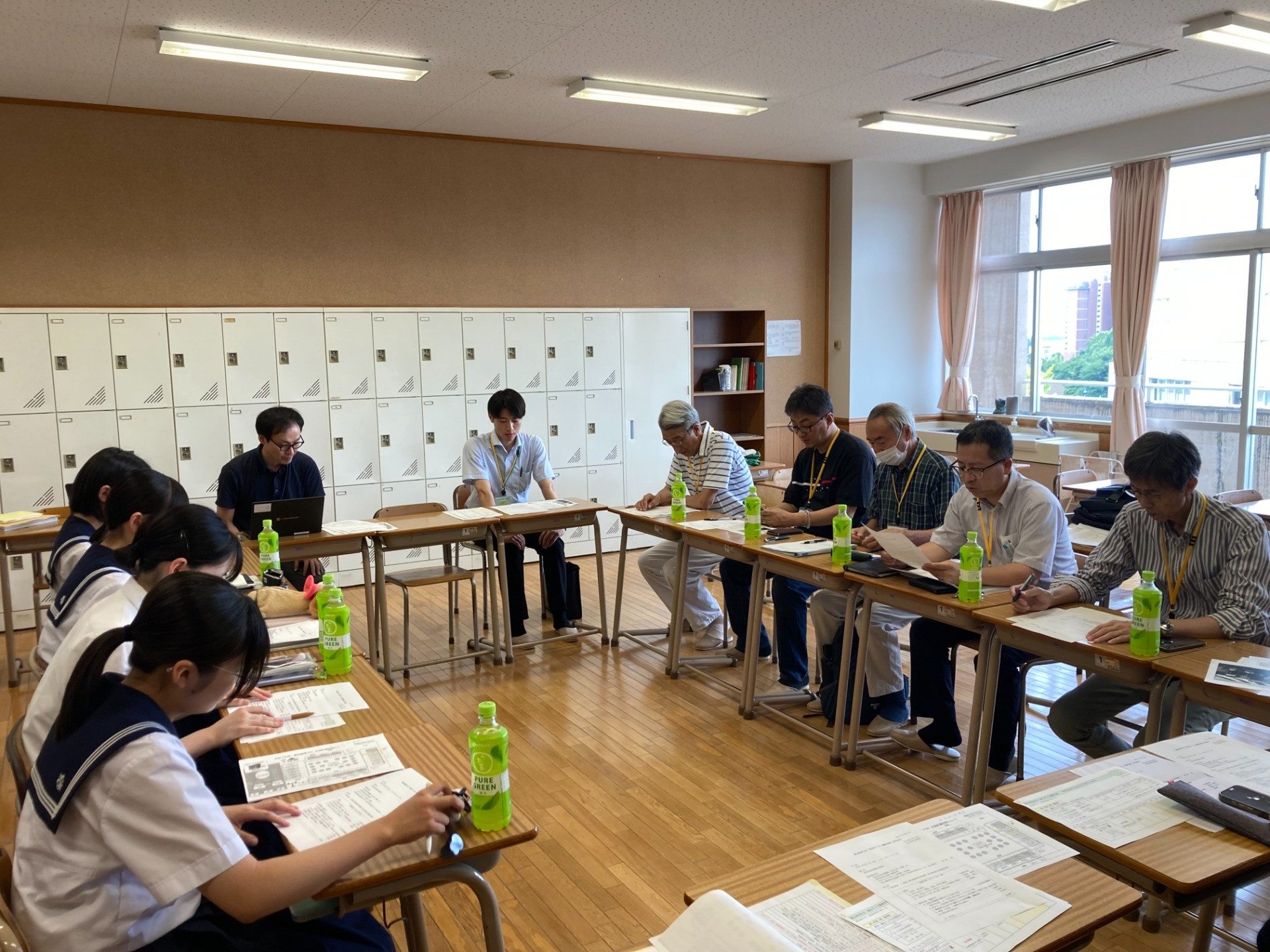 紫山秋まつり「防災ブース」に向けて、高校生と地域が打ち合わせ