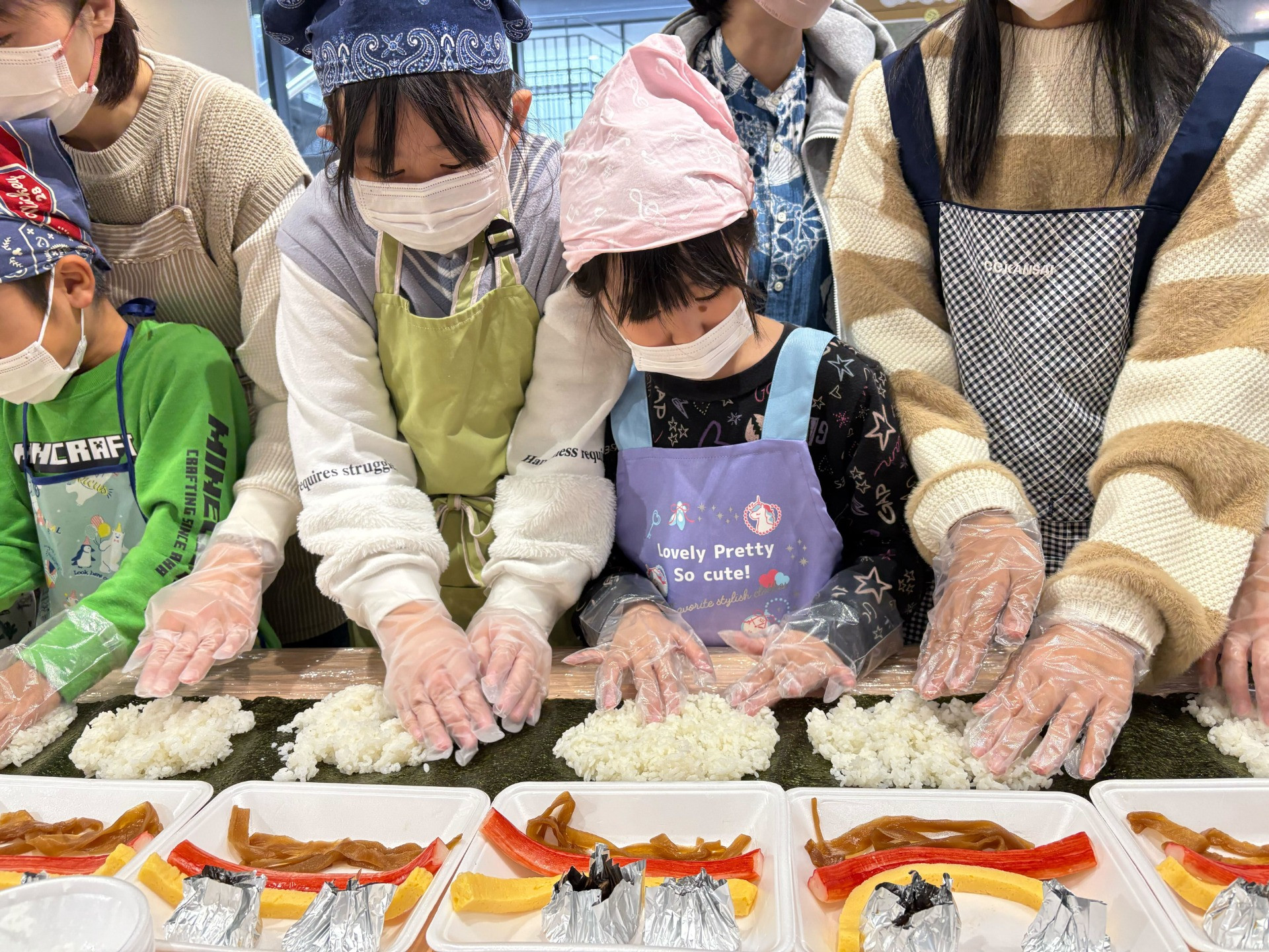 100人で巻いた！8メートルのロング巻きずし体験＠ブランチ仙台 　― 高校生と地域がつくる“おいしい交流” ―