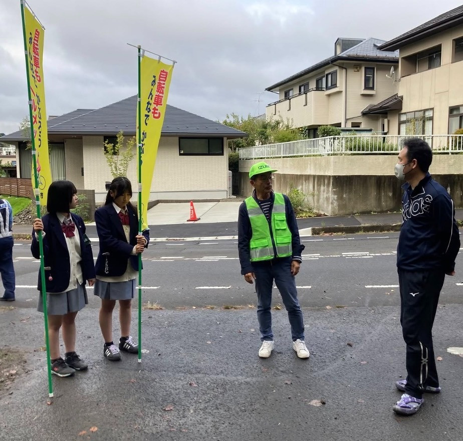 泉館山高校主催で「秋の交 通安全運動における街頭指導」が行われました！